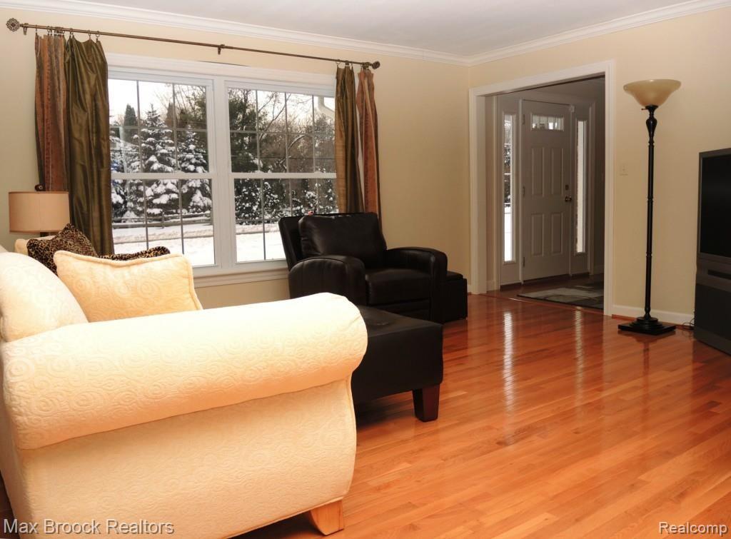 4466 Beach Road Troy, MI 48098 - Photo 5 of 45 GLISTENING WOOD FLOORS