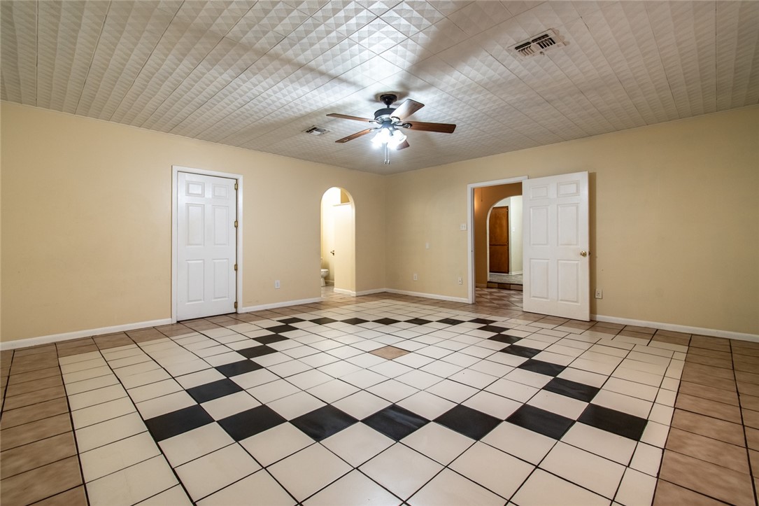 5802 Limerick Drive Corpus Christi, TX 78413 - Photo 17 of 34 a view of a livingroom with a furniture