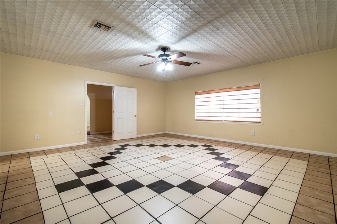 5802 Limerick Drive Corpus Christi, TX 78413 - Photo 18 of 34 a view of an empty room and window