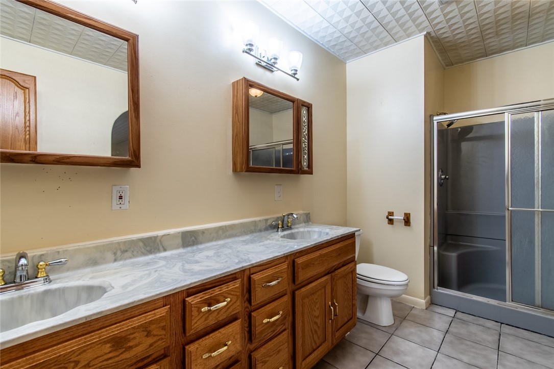 5802 Limerick Drive Corpus Christi, TX 78413 - Photo 21 of 34 a bathroom with a toilet sink and mirror