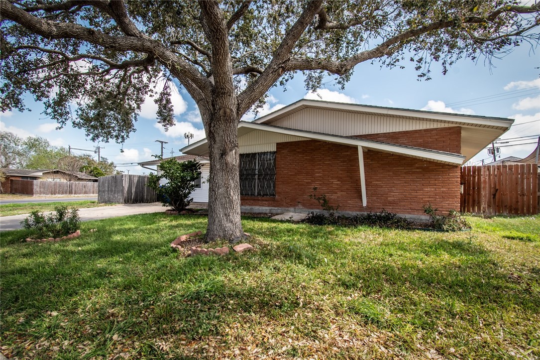 5802 Limerick Drive Corpus Christi, TX 78413 - Photo 3 of 34 a backyard of a house with lots of green space