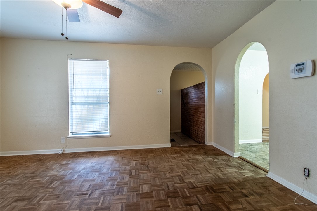 5802 Limerick Drive Corpus Christi, TX 78413 - Photo 8 of 34 an empty room with windows