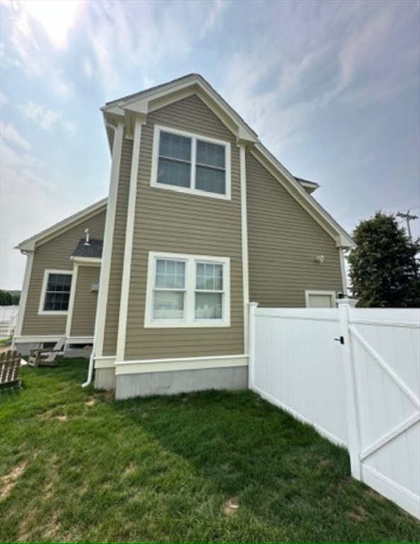 31 Chestnut Street Foxboro, MA 02035 - Photo 3 of 20
