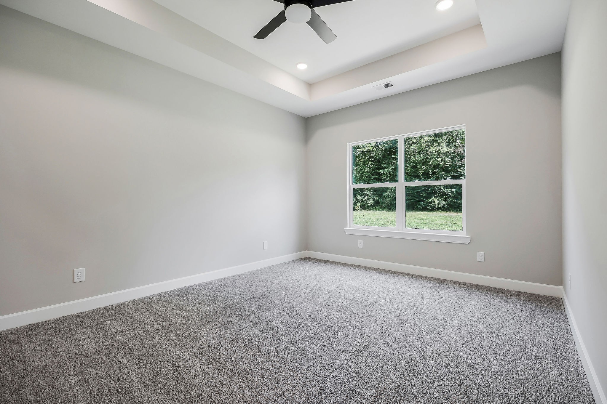 117 Reece Road Baxter, TN 38544 - Photo 12 of 31 an empty room with a window and a ceiling fan