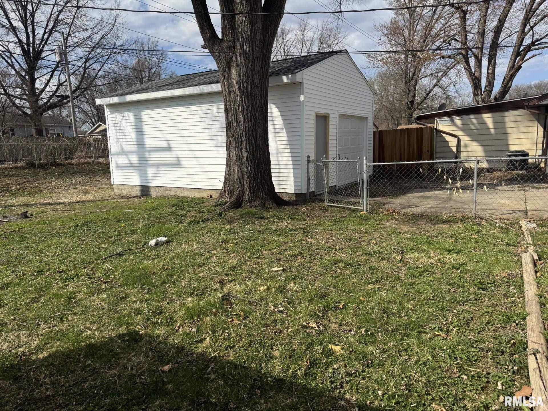 2418 East Wilshire Road Springfield, IL 62703 - Photo 15 of 20