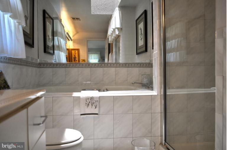 1550 Deer Point Way Reston, VA 20194 - Photo 3 of 30 a bathroom with a toilet and a shower