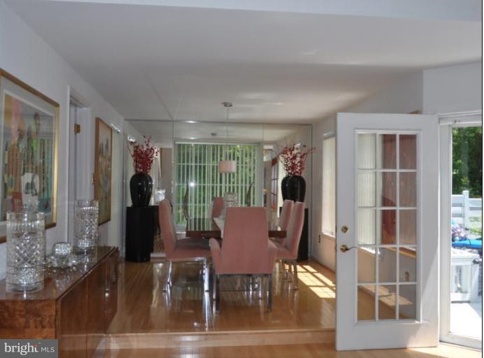 1550 Deer Point Way Reston, VA 20194 - Photo 27 of 30 a dining room with furniture and window