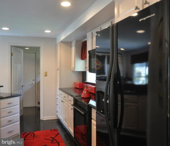 1550 Deer Point Way Reston, VA 20194 - Photo 5 of 30 a bathroom with a sink and a mirror