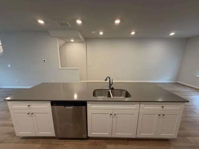 a view of entryway and kitchen