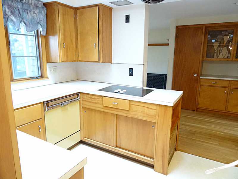 34 Bennington Road Cranston, RI 02920 - Photo 4 of 16 Kitchen.