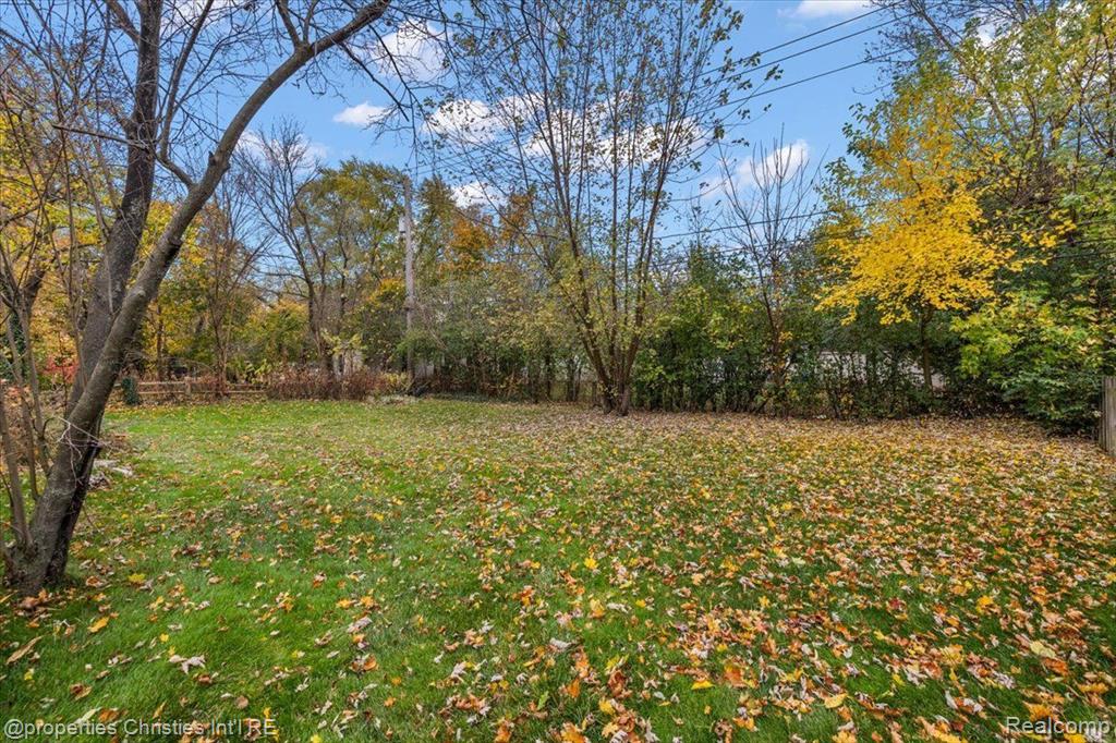 1648 Yorkshire Road Birmingham, MI 48009 - Photo 41 of 45