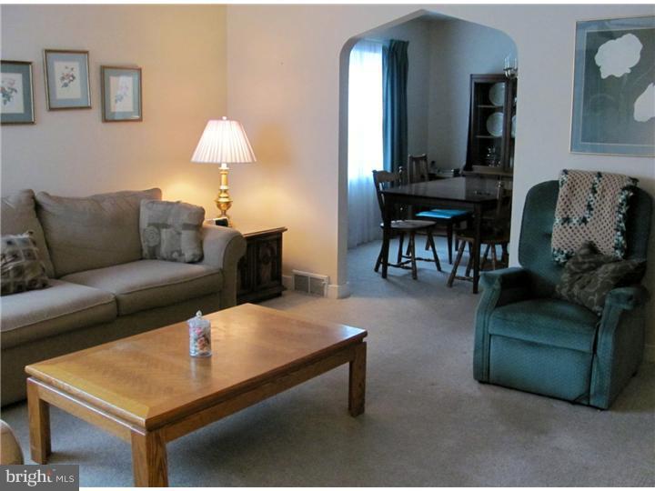 141 Oxford Road Cinnaminson, NJ 08077 - Photo 4 of 18 Living Room