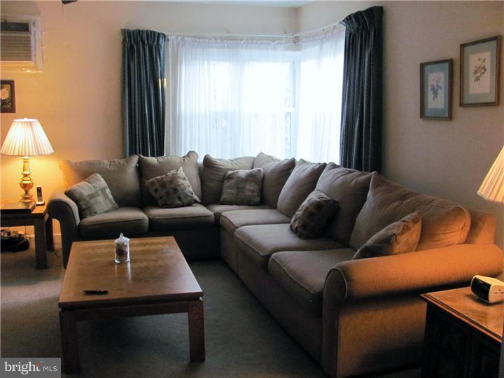 141 Oxford Road Cinnaminson, NJ 08077 - Photo 5 of 18 Living Room