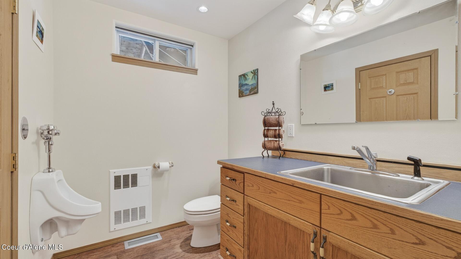 6616 Comanche Street Bonners Ferry, ID 83805 - Photo 19 of 59 020_Mudroom_Utility_Bath