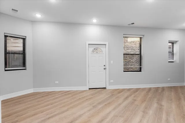 $1,995 | 3001 North Central Park Avenue, Unit M3, Chicago, IL 60618