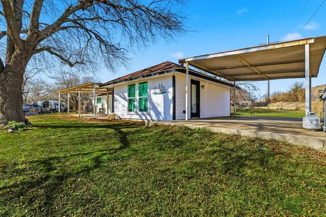 a view of a house with backyard and a tub