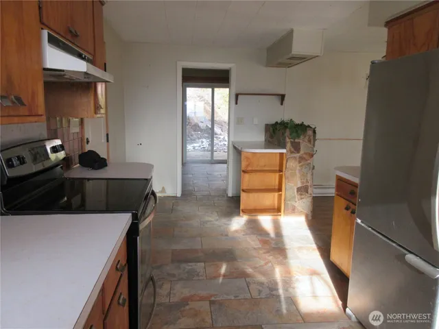 a view of entryway with a front door