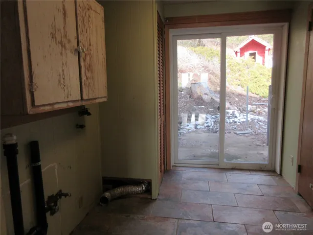 a bathroom with a toilet