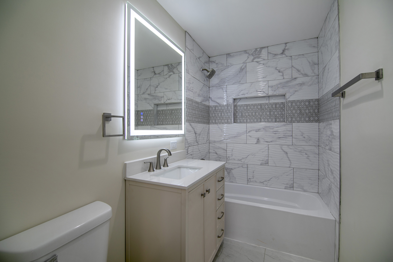 635 South Alma Avenue Kankakee, IL 60901 - Photo 13 of 21 a bathroom with a sink toilet and shower