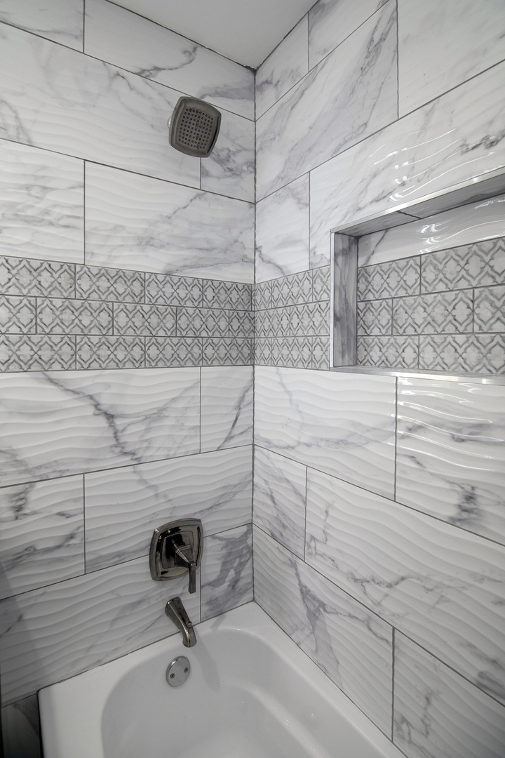 635 South Alma Avenue Kankakee, IL 60901 - Photo 15 of 21 a bathroom with a bathtub and shower