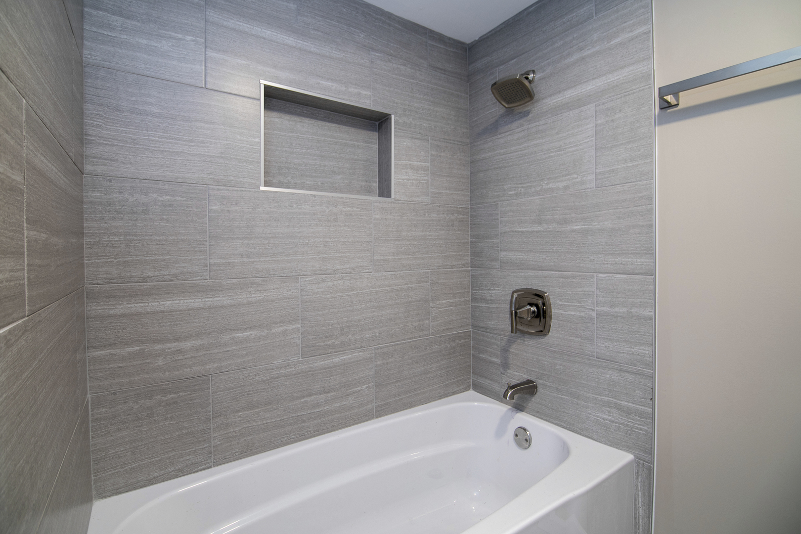 635 South Alma Avenue Kankakee, IL 60901 - Photo 18 of 21 a bathroom with a bathtub