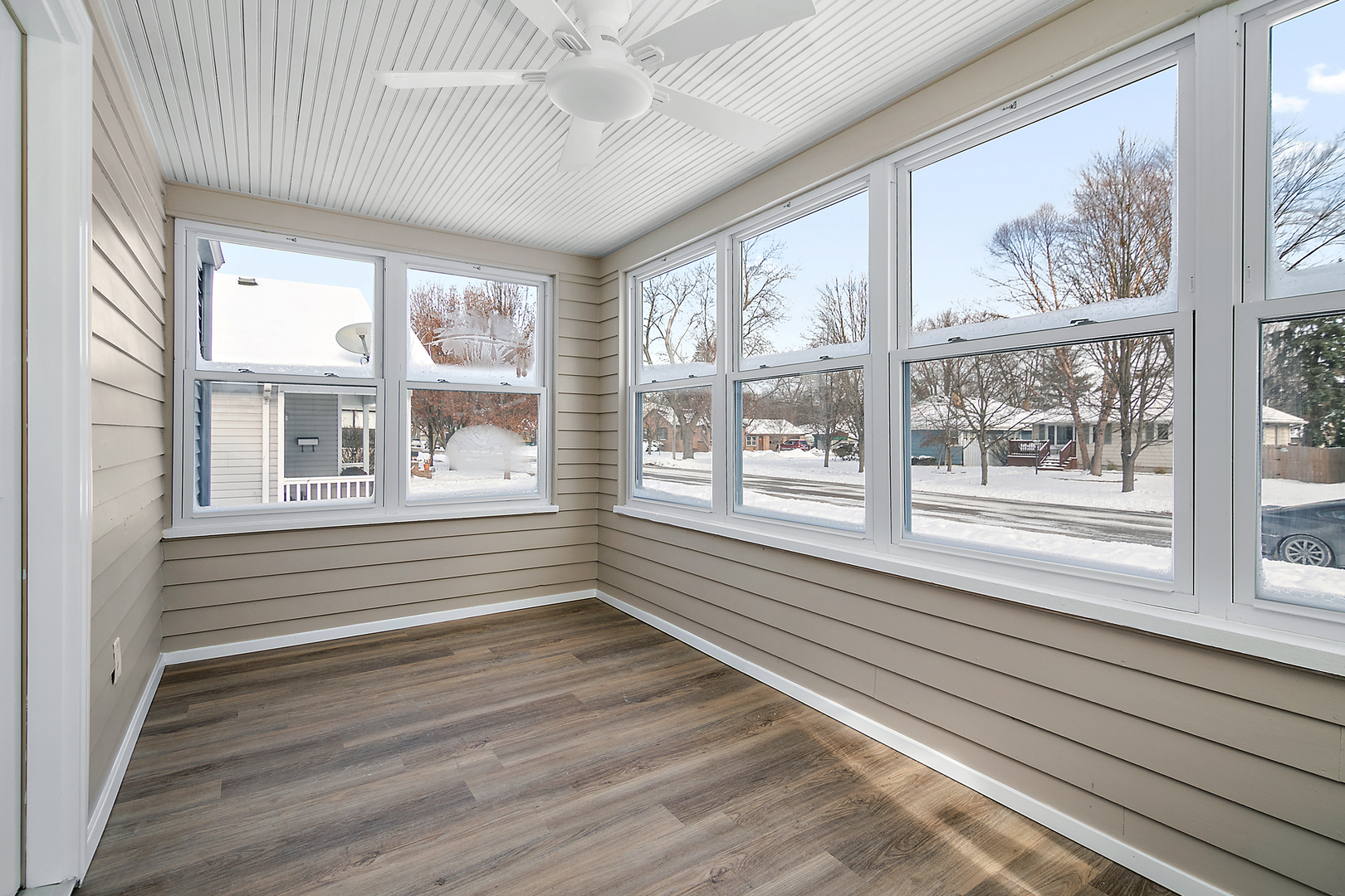 635 South Alma Avenue Kankakee, IL 60901 - Photo 5 of 21 a view of a room with a large window