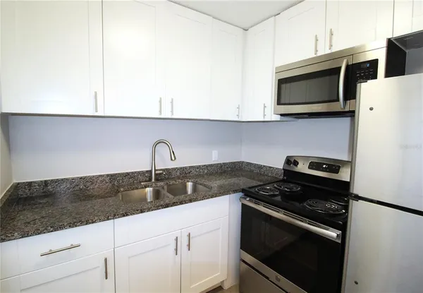 $1,400 | 3001 Bee Ridge Road, Unit 207, Sarasota, FL 34239