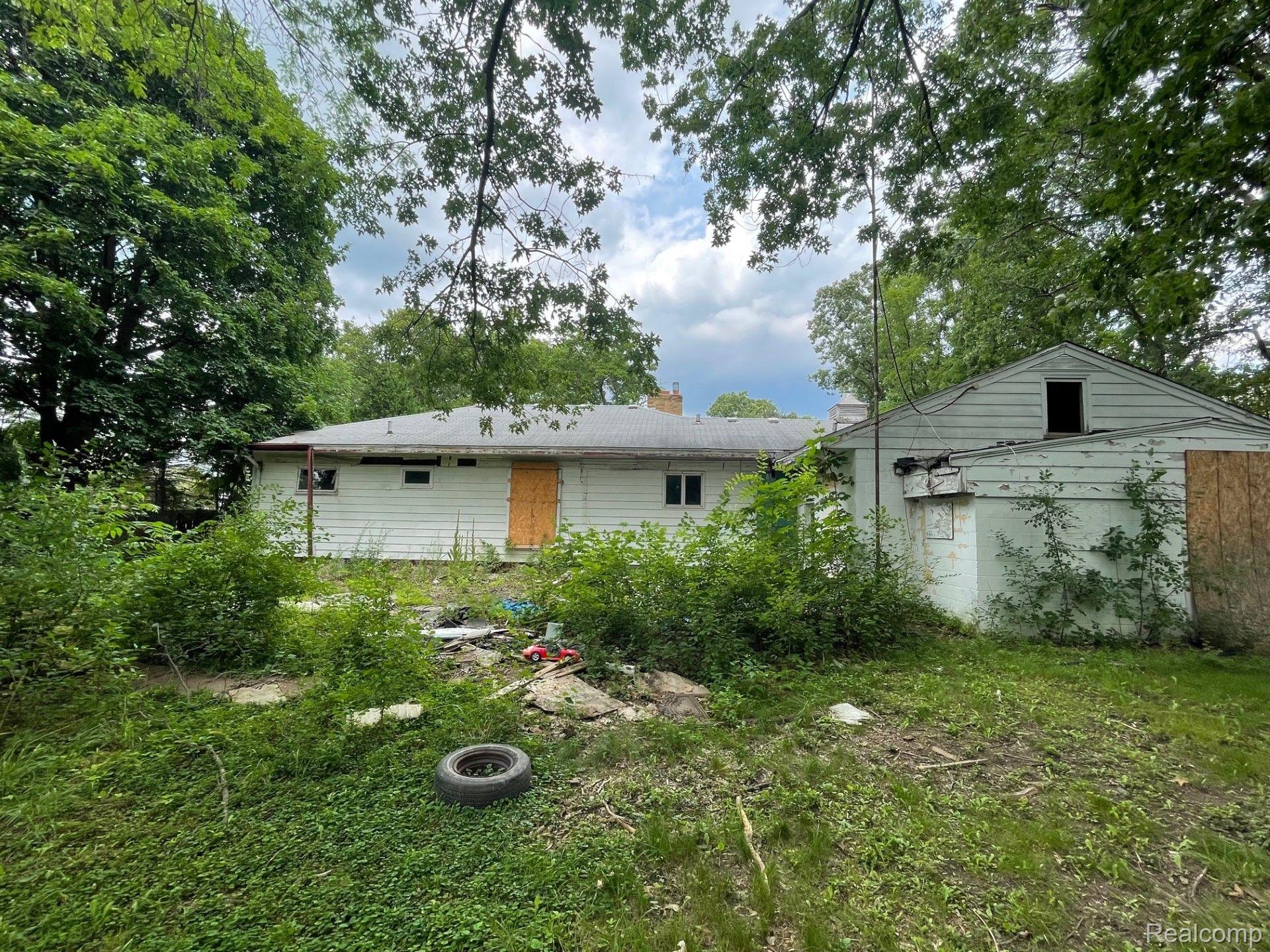 4139 West Carpenter Road Flint, MI 48504 - Photo 15 of 16 Back yard
