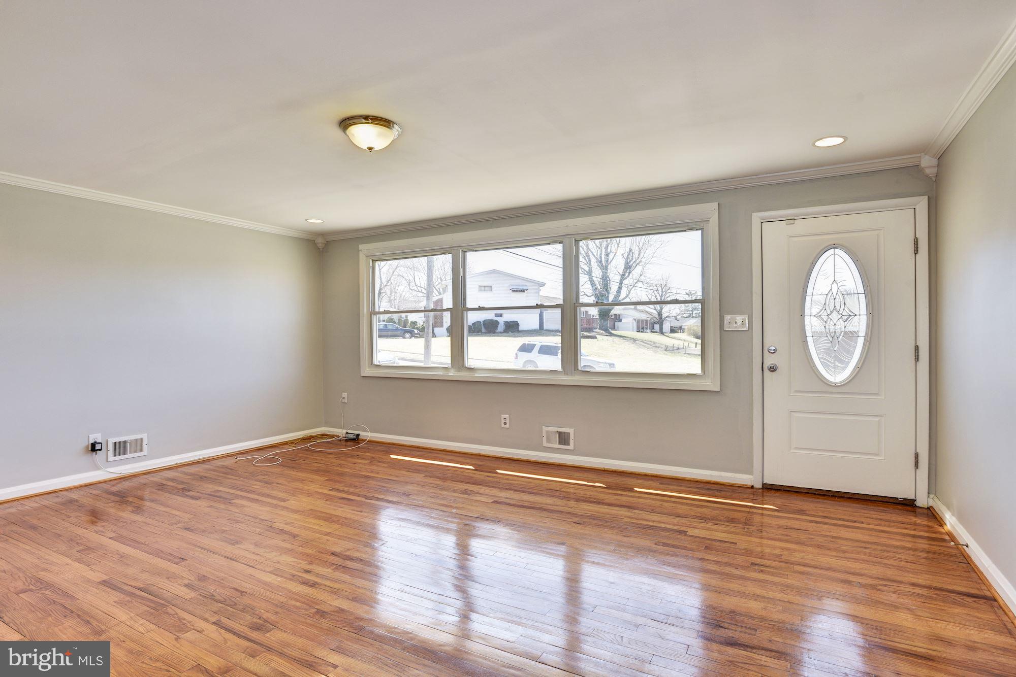 6212 Scranton Road Baltimore, MD 21237 - Photo 2 of 32 Living Room