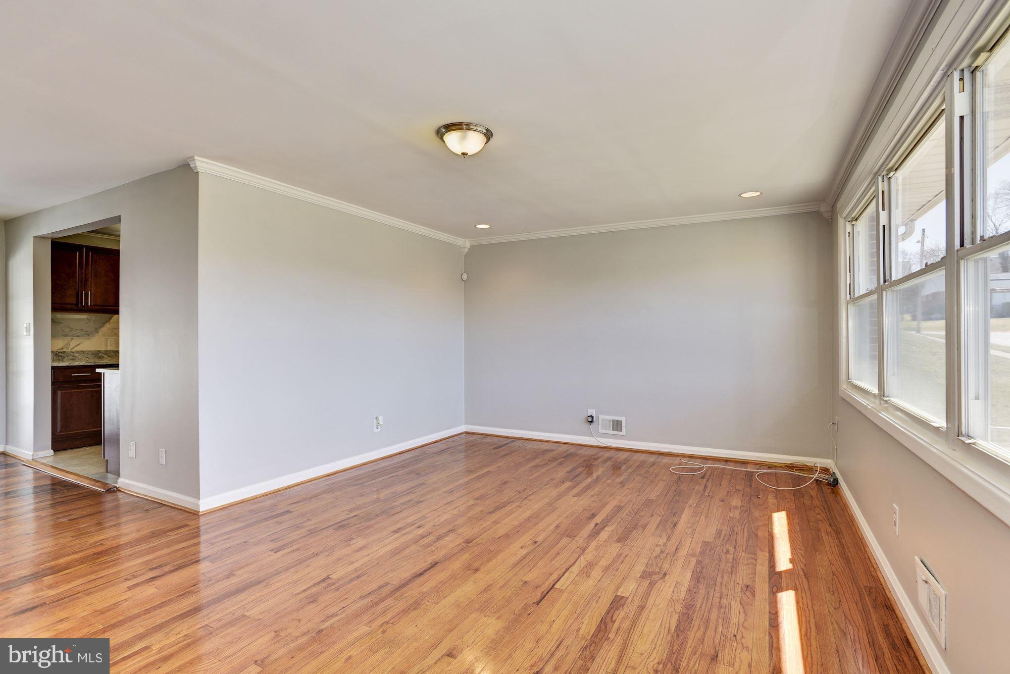 6212 Scranton Road Baltimore, MD 21237 - Photo 4 of 32 Living Room