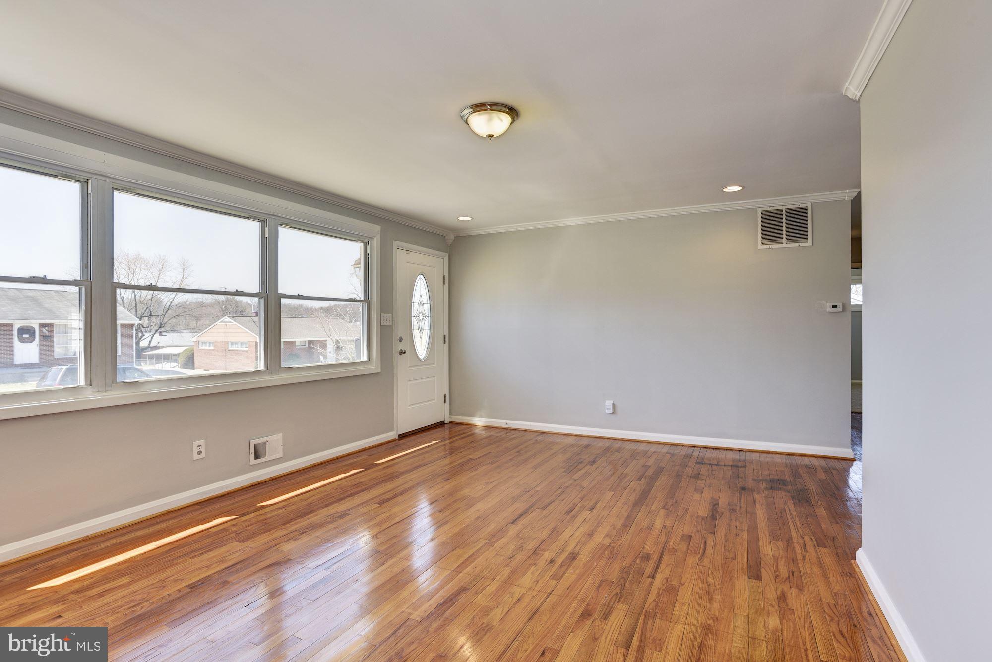 6212 Scranton Road Baltimore, MD 21237 - Photo 5 of 32 Living Room