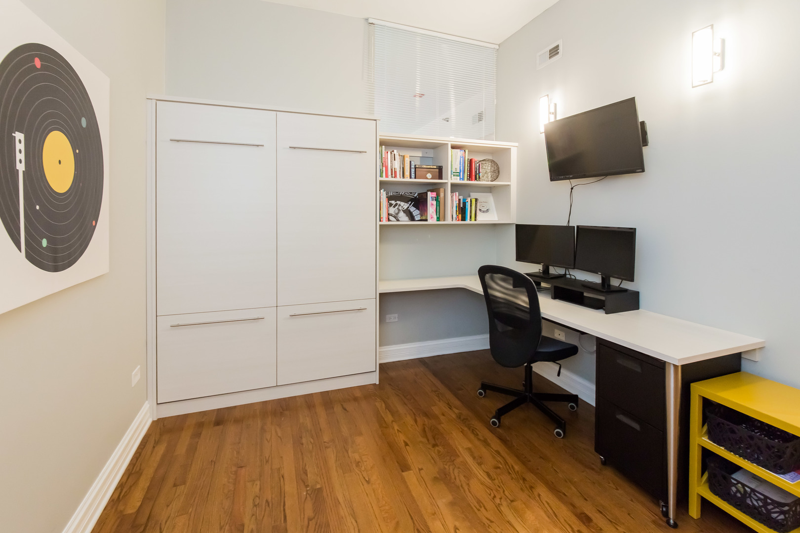 1201 West Adams Street, Unit 705 Chicago, IL 60607 - Photo 20 of 30 a workspace with furniture and wooden floor