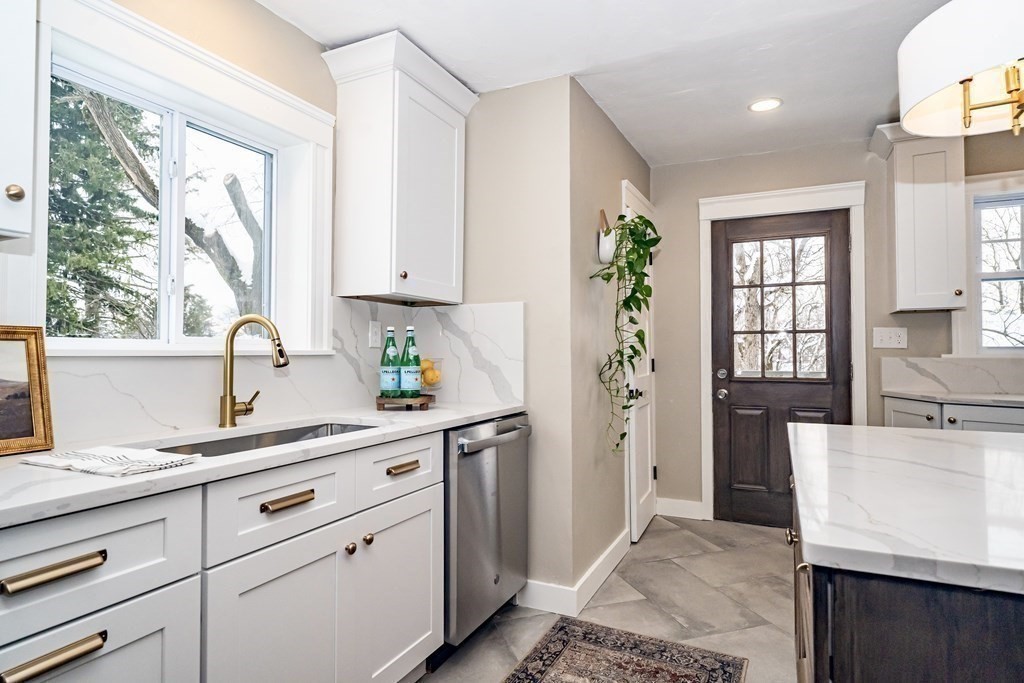65 Hadwen Road Worcester, MA 01602 - Photo 13 of 38