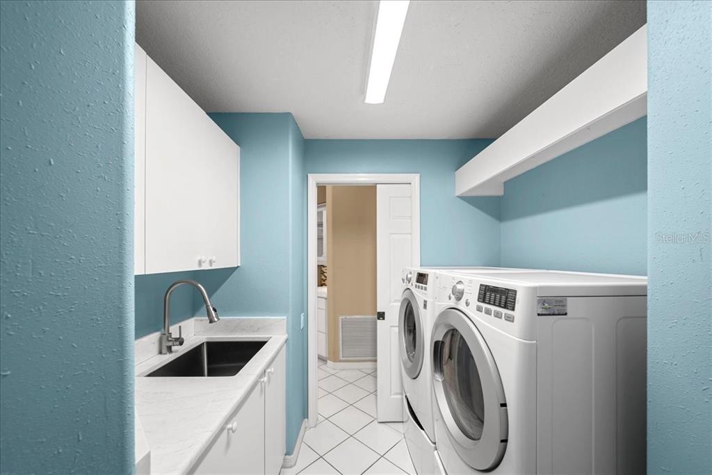 4321 Presidential Ave Circle East Bradenton, FL 34203 - Photo 30 of 49 a utility room with dryer and washer