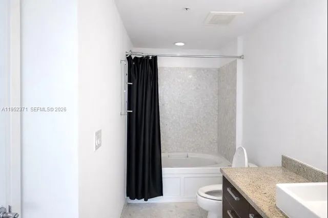 $2,860 | 185 Southwest 7th Street, Unit 3704, Miami, FL 33130