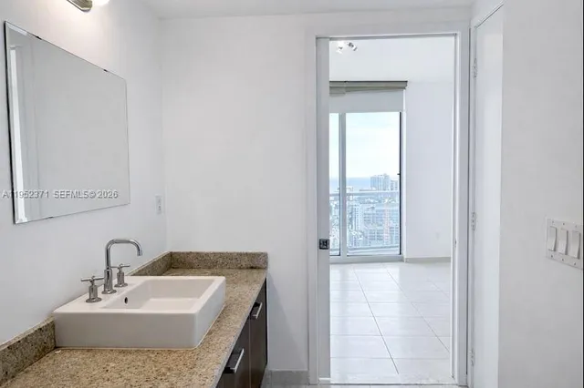 $2,860 | 185 Southwest 7th Street, Unit 3704, Miami, FL 33130