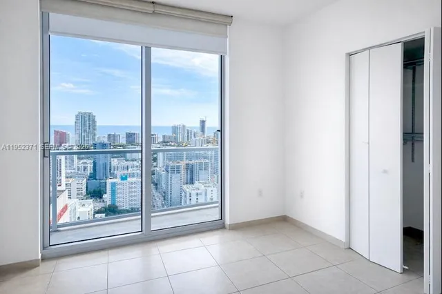 $2,860 | 185 Southwest 7th Street, Unit 3704, Miami, FL 33130