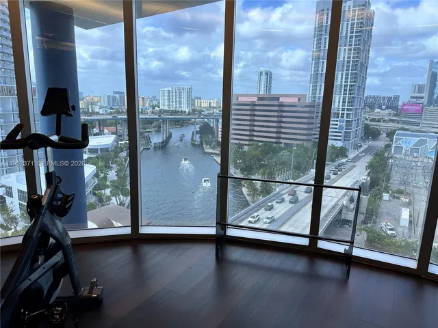 $2,860 | 185 Southwest 7th Street, Unit 3704, Miami, FL 33130