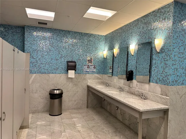 $2,860 | 185 Southwest 7th Street, Unit 3704, Miami, FL 33130