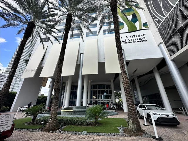 $2,860 | 185 Southwest 7th Street, Unit 3704, Miami, FL 33130