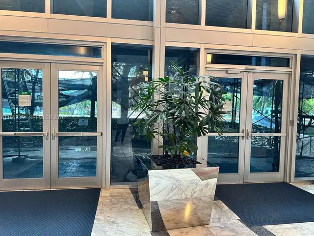 $2,860 | 185 Southwest 7th Street, Unit 3704, Miami, FL 33130