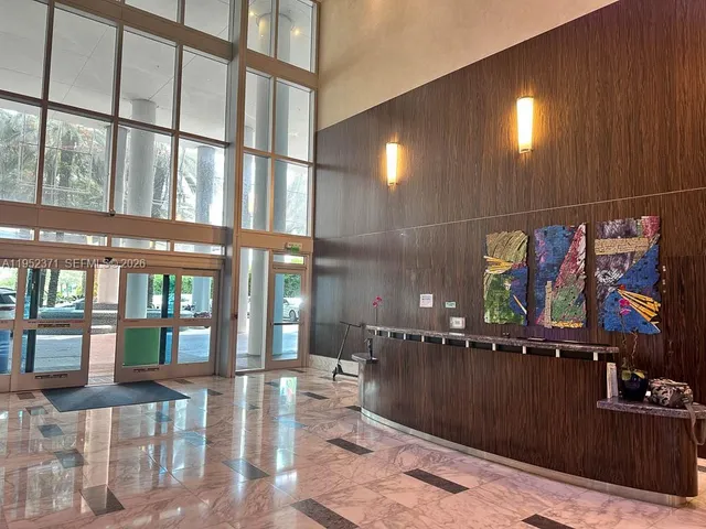 $2,860 | 185 Southwest 7th Street, Unit 3704, Miami, FL 33130