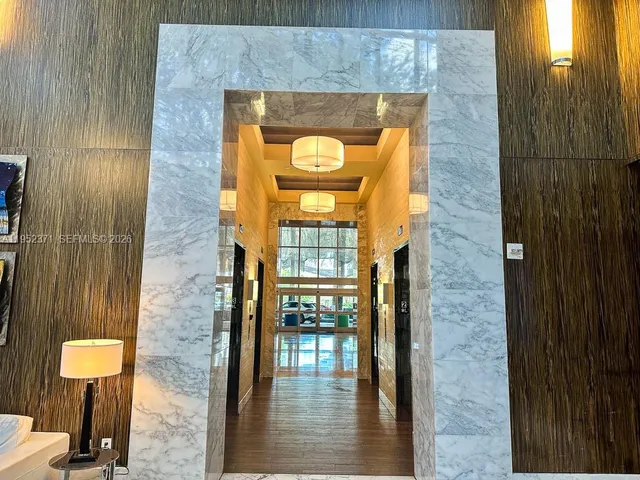 $2,860 | 185 Southwest 7th Street, Unit 3704, Miami, FL 33130