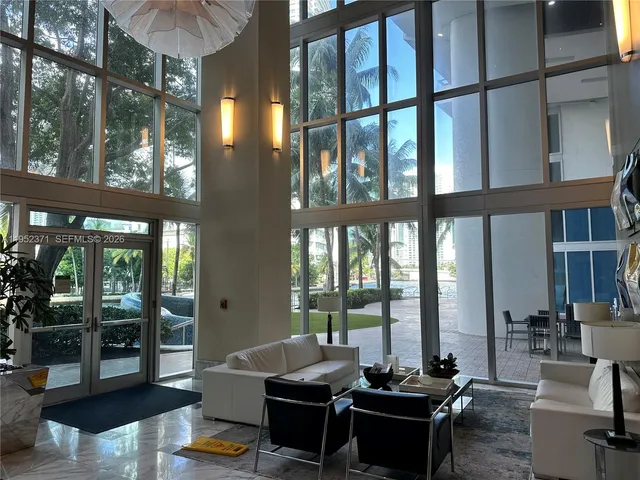 $2,860 | 185 Southwest 7th Street, Unit 3704, Miami, FL 33130