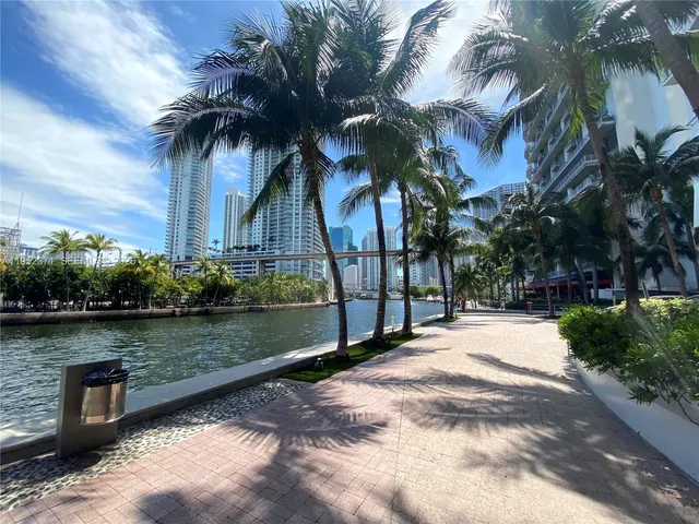 $2,860 | 185 Southwest 7th Street, Unit 3704, Miami, FL 33130