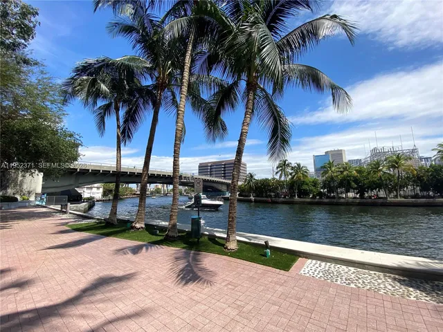 $2,860 | 185 Southwest 7th Street, Unit 3704, Miami, FL 33130