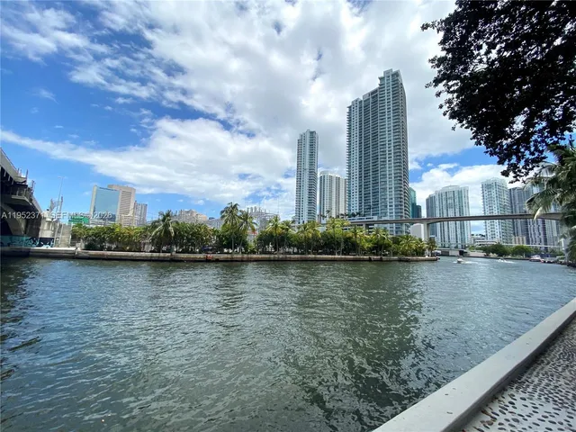 $2,860 | 185 Southwest 7th Street, Unit 3704, Miami, FL 33130