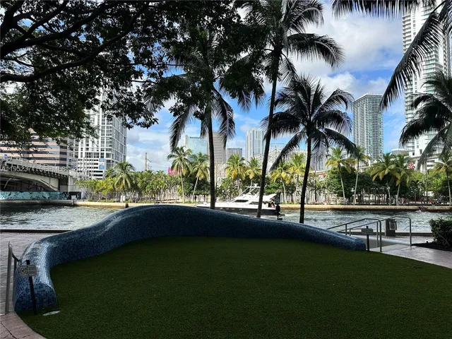 $2,860 | 185 Southwest 7th Street, Unit 3704, Miami, FL 33130