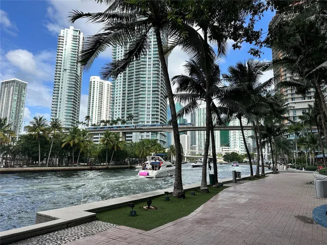 $2,860 | 185 Southwest 7th Street, Unit 3704, Miami, FL 33130