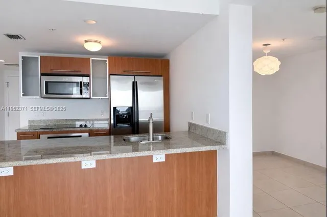 $2,860 | 185 Southwest 7th Street, Unit 3704, Miami, FL 33130